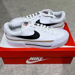 Nike Court Legacy Lift. White/Black-Hemp